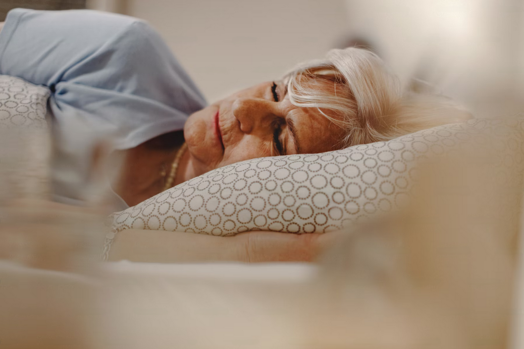 personne agée qui dort sous une couverture lestée apaisante